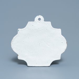 Une plaque en faïence de Delft en bleu et blanc à décor de Vénus visitée par deux puttis, 18ème — photo 2