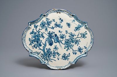 Une plaque en faïence de Delft en bleu et blanc à décor d'oiseaux branchés, 18ème