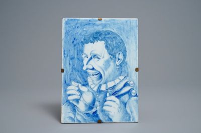 Une plaque en faïence de Delft en bleu et blanc à décor d'un bouffon d'après Hendrick Goltzius, 18ème