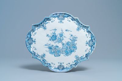 Une plaque en faïence de Delft en bleu et blanc à décor d'un vase fleuri, 18ème