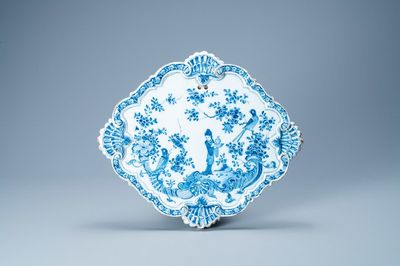 Une plaque en faïence de Delft en bleu et blanc à décor d'une chinoiserie, 18ème