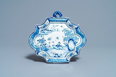 Une plaque en faïence de Delft en bleu et blanc à décor d'une chinoiserie, 18ème