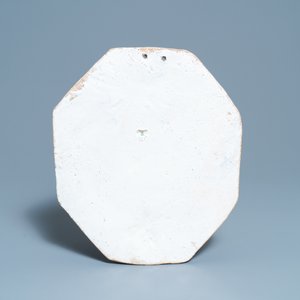 Une plaque en faïence de Delft en bleu et blanc à sujet érotique, 18ème — photo 2