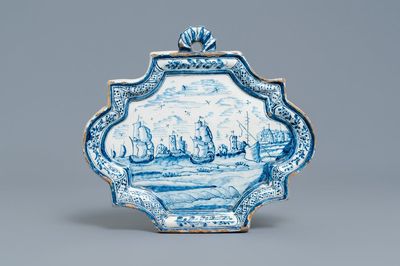 Une plaque en faïence de Delft en bleu et blanc à sujet maritime, 18ème