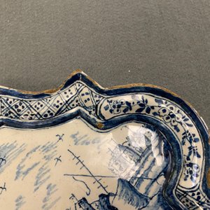 Une plaque en faïence de Delft en bleu et blanc à sujet maritime, 18ème — photo 4
