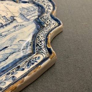 Une plaque en faïence de Delft en bleu et blanc à sujet maritime, 18ème — photo 5