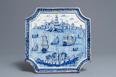 Une plaque en faïence de Delft en bleu et blanc à sujet maritime, 18ème