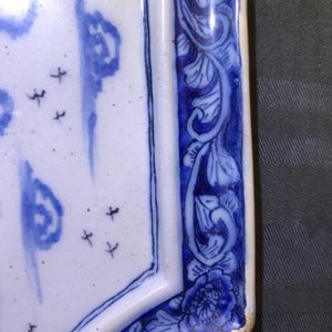 Une plaque en faïence de Delft en bleu et blanc à sujet maritime, 18ème — photo 11