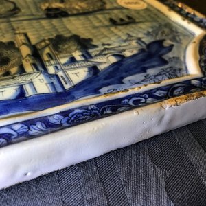 Une plaque en faïence de Delft en bleu et blanc à sujet maritime, 18ème — photo 14