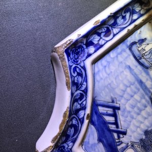 Une plaque en faïence de Delft en bleu et blanc à sujet maritime, 18ème — photo 6