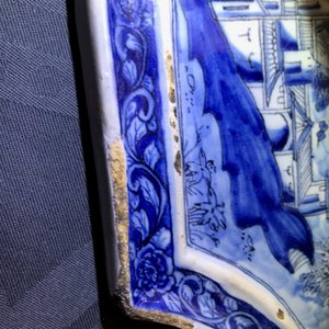 Une plaque en faïence de Delft en bleu et blanc à sujet maritime, 18ème — photo 8