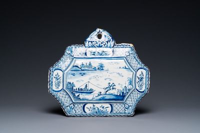 Une plaque en faïence de Delft figurant un coche halé par un cheval, 18ème
