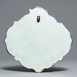 Une plaque en faïence de Delft polychrome à décor de 'La Crucifixion', 18ème — photo 2