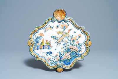 Une plaque en faïence de Delft polychrome à décor d'oiseaux dans un jardin chinois, 18ème