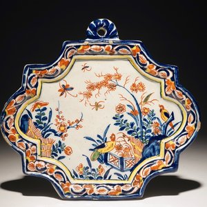Une plaque en faïence de Delft polychrome à décor d'oiseaux parmi fleurs, 18ème — photo 1