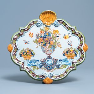 Une plaque en faïence de Delft polychrome à décor d'un vase fleuri, 18ème — photo 1