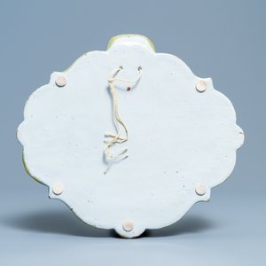 Une plaque en faïence de Delft polychrome à décor d'un vase fleuri, 18ème — photo 2