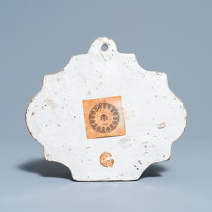 Une plaque en faïence de Delft polychrome à décor d'une chinoiserie, datée 1752 — photo 2