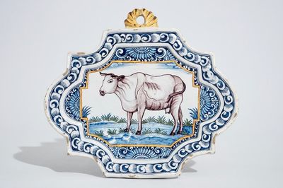 Une plaque en faïence de Delft polychrome à décor d'une vache, 18ème