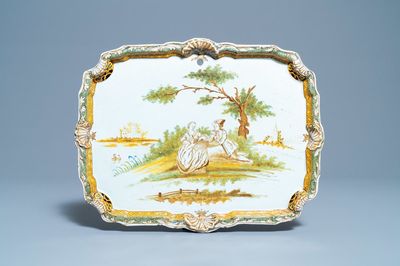 Une plaque en faïence de Delft polychrome à décor pastoral en brun, vert et jaune, 18ème