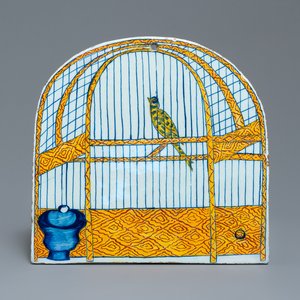 Une plaque en faïence de Delft polychrome à décor trompe l'oeil d'un cage à oiseaux, 18ème — photo 1