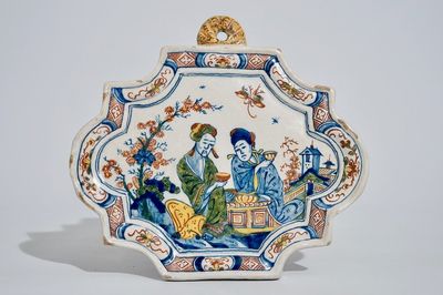 Une plaque en faïence de Delft polychrome aux Chinois, 18ème