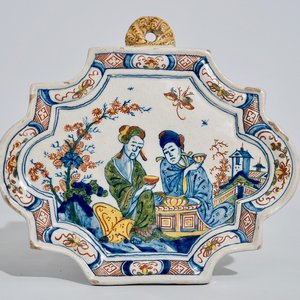 Une plaque en faïence de Delft polychrome aux Chinois, 18ème — photo 1