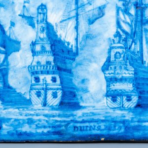 Une plaque en faïence d'Utrecht en bleu et blanc figurant la Bataille des Downs, vers 1800 — photo 4