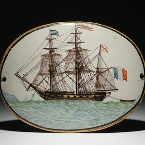Une plaque en faïence polychrome à décor d'un navire, France, 19ème — photo 1