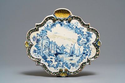 Une plaque en faïence polychrome de Delft à décor de bateaux, 18ème