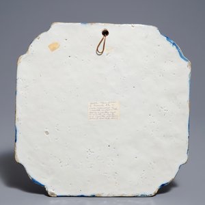 Une plaque en faïence polychrome de Delft à décor de 'La cueillette de cerises', 18ème — photo 2