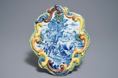 Une plaque en faïence polychrome de Delft à décor pastoral, 18ème