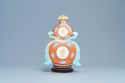 Une plaque en forme de gourde en porcelaine de Chine rouge de fer et doré, 19ème