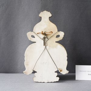 Une plaque en forme de gourde en porcelaine de Chine rouge de fer et doré, 19ème — photo 4