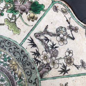 Une plaque en forme de lotus en biscuit émaillée verte dans un socle en bois sculpté, Kangxi — photo 11