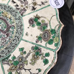 Une plaque en forme de lotus en biscuit émaillée verte dans un socle en bois sculpté, Kangxi — photo 13