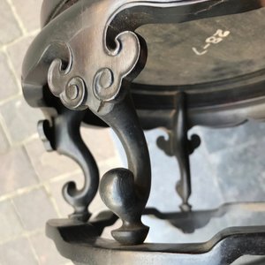Une plaque en forme de lotus en biscuit émaillée verte dans un socle en bois sculpté, Kangxi — photo 16