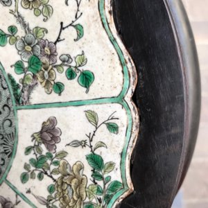 Une plaque en forme de lotus en biscuit émaillée verte dans un socle en bois sculpté, Kangxi — photo 17