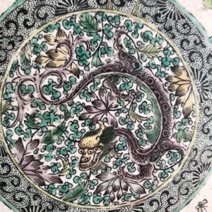 Une plaque en forme de lotus en biscuit émaillée verte dans un socle en bois sculpté, Kangxi — photo 18