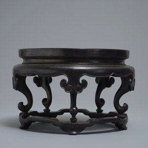 Une plaque en forme de lotus en biscuit émaillée verte dans un socle en bois sculpté, Kangxi — photo 4
