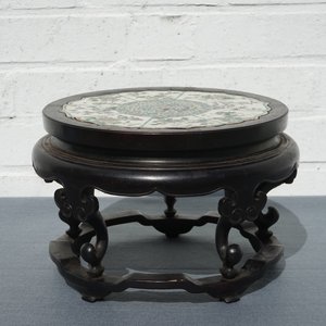 Une plaque en forme de lotus en biscuit émaillée verte dans un socle en bois sculpté, Kangxi — photo 5