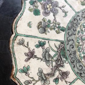 Une plaque en forme de lotus en biscuit émaillée verte dans un socle en bois sculpté, Kangxi — photo 8