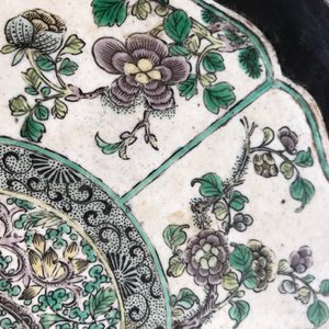Une plaque en forme de lotus en biscuit émaillée verte dans un socle en bois sculpté, Kangxi — photo 9