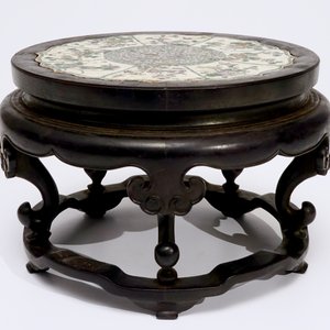 Une plaque en forme de lotus en porcelaine de Chine verte sur biscuit, montée dans un socle en bois sculpté, Kangxi — photo 2