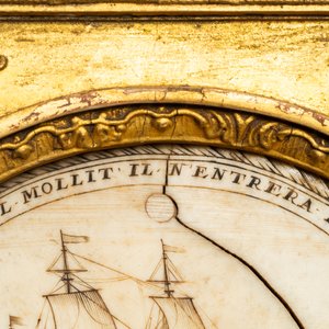 Une plaque en ivoire gravé représentant un navire avec inscription 'S'il mollit, il n'entrera pas', France, 18ème — photo 4