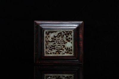 Une plaque en jade céladon ajourée, Chine, Qing