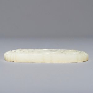 Une plaque en jade sculpté ornée d'une main de Bouddha, Chine, 19ème — photo 3