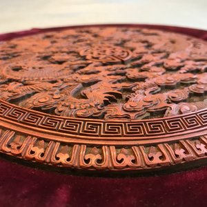 Une plaque en laque de Chine à décor de deux dragons, 18ème — photo 6
