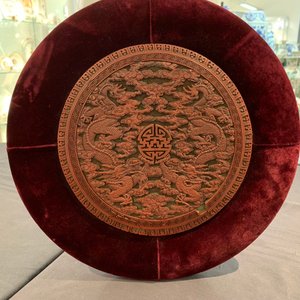 Une plaque en laque de Chine à décor de deux dragons, 18ème — photo 9