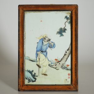 Une plaque en porcelaine de Chine à décor de Li Tieguai, 20ème — photo 4